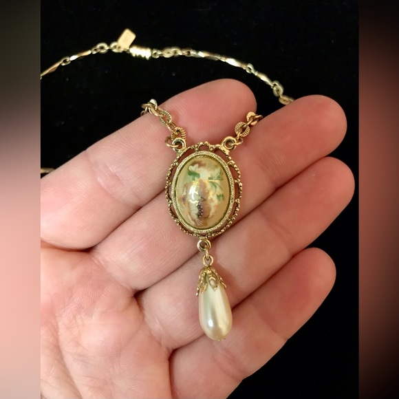 Vintage 1928 Dome Floral And Faux Pearl Drop Pendant Gold Tone 18” Necklace - Picture 4 of 6